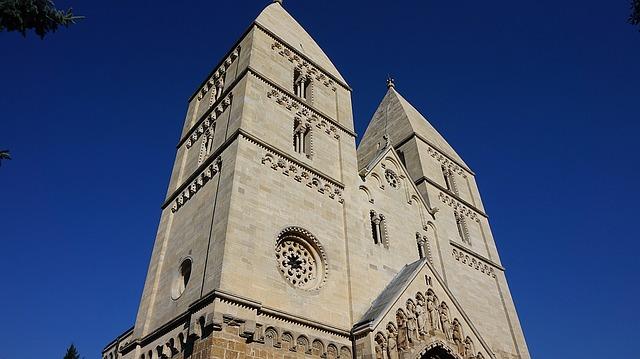 Jak dosáhnout rovnováhy mezi poetičností a přeháněním při psaní básní s epitetonem