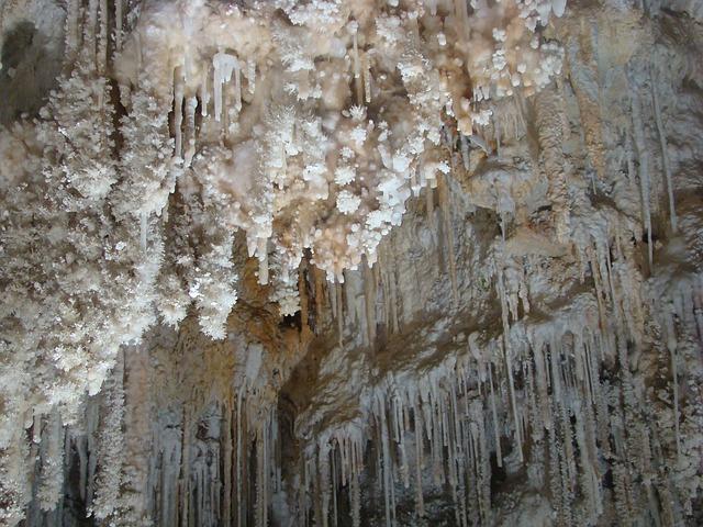 Co jsou stalagmity a jak vznikají?